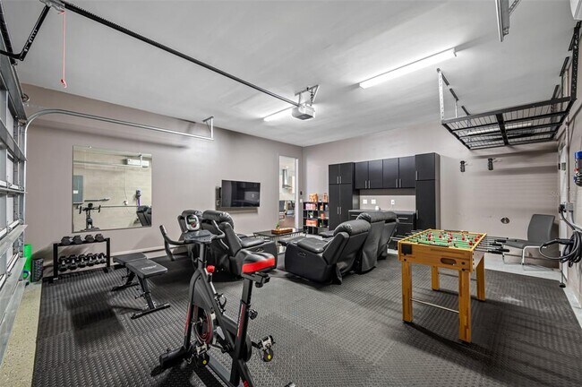 Building Photo - 902 W Plymouth St