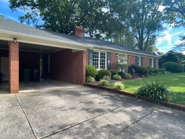 Building Photo - Myers Park 3 Bedrooms 2 Bathroom Duplex!
