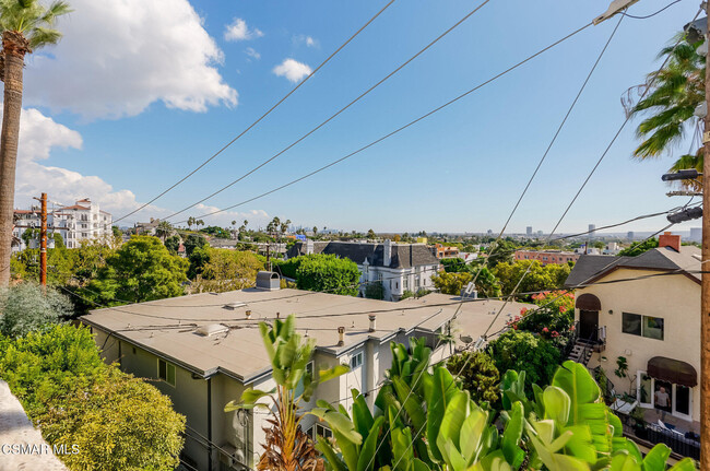 Building Photo - 8400 De Longpre Ave