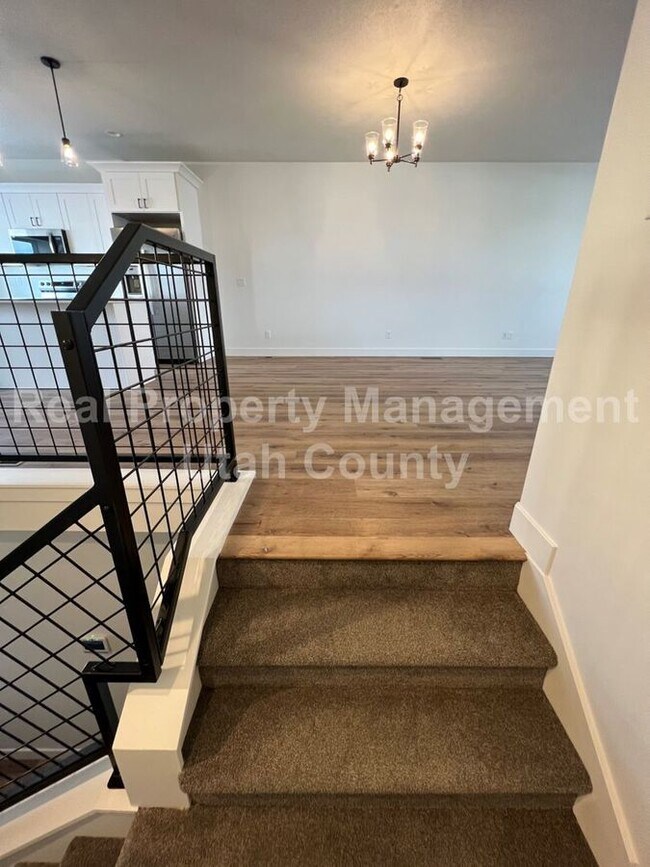 Building Photo - 606 E 340 S