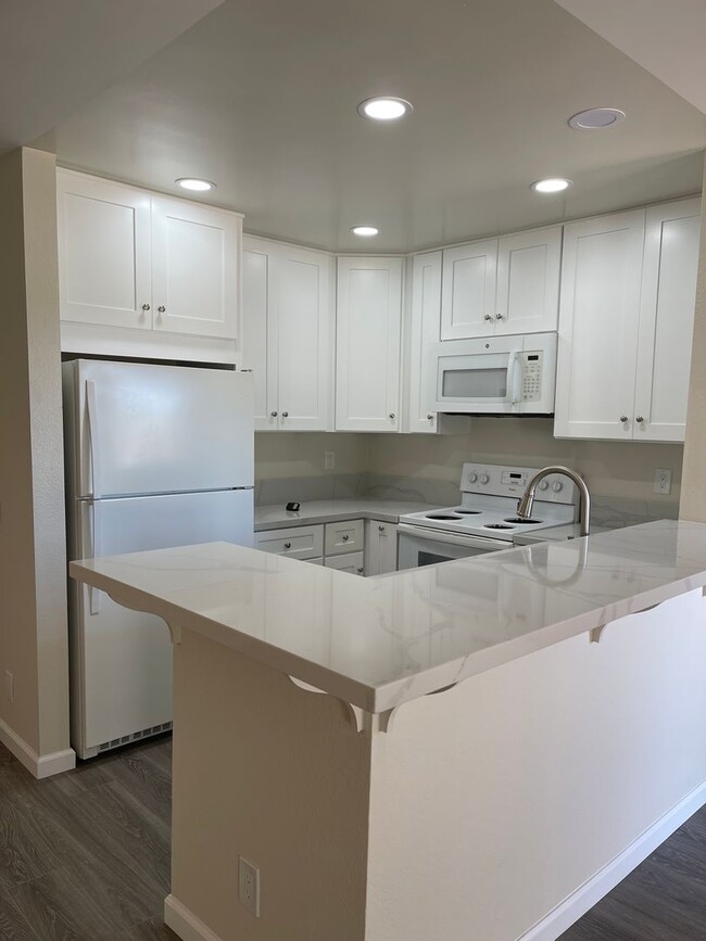 Building Photo - 3/2 Townhouse in Las Palmas UTC/La Jolla