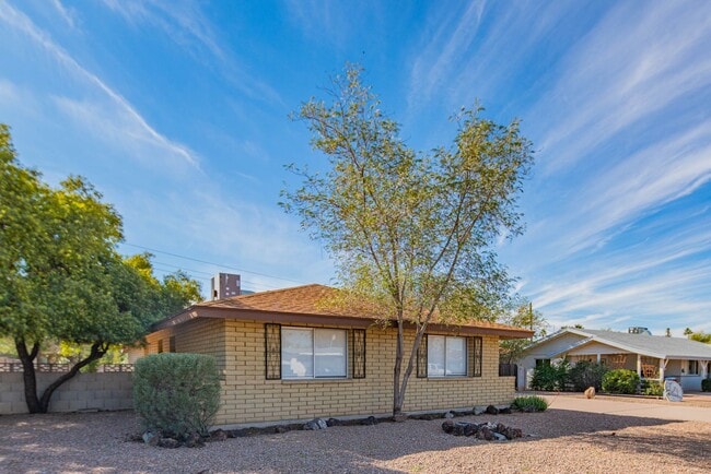 Building Photo - 1047 E Alameda Dr