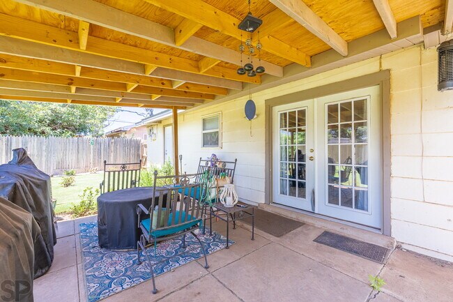 Building Photo - Charming 3 bedroom, 2 bath in Great Location!