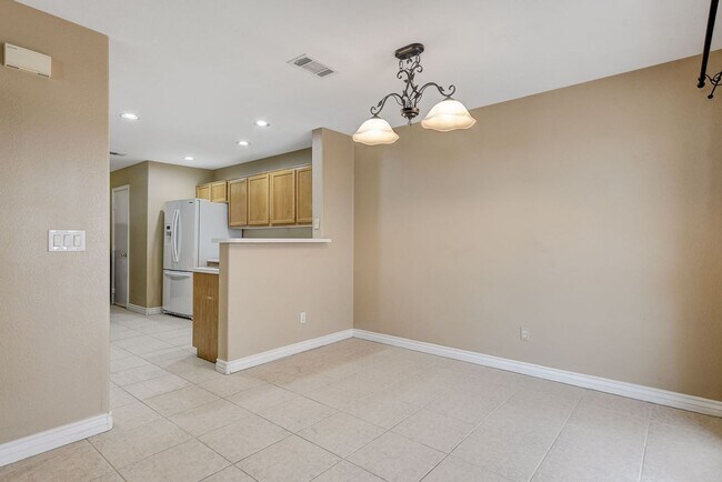 Building Photo - Spacious Townhome w/large yard! Near Summe...