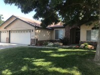 Building Photo - Quiet street in North Hanford, this one wi...