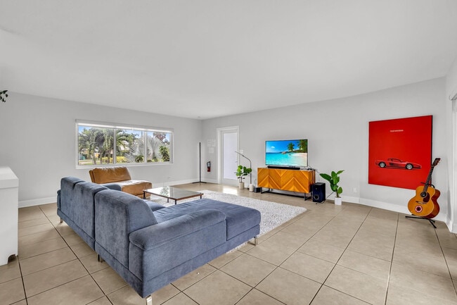 Building Photo - 2812 NE 27th St