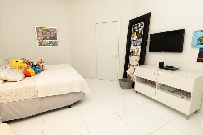 Building Photo - 150 Sunny Isles Blvd