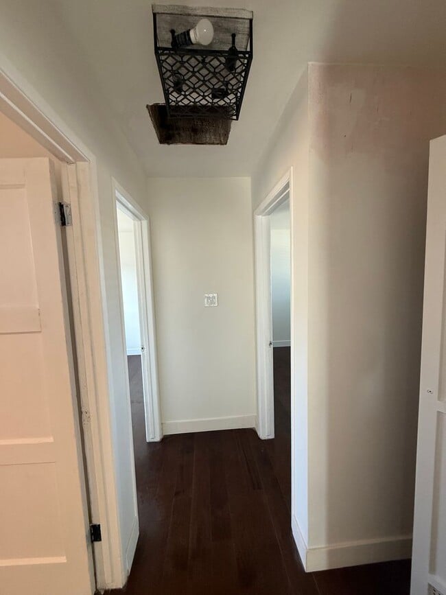 Building Photo - Beautifully Refurbished 2 Bedroom, 1 Bath Apartment