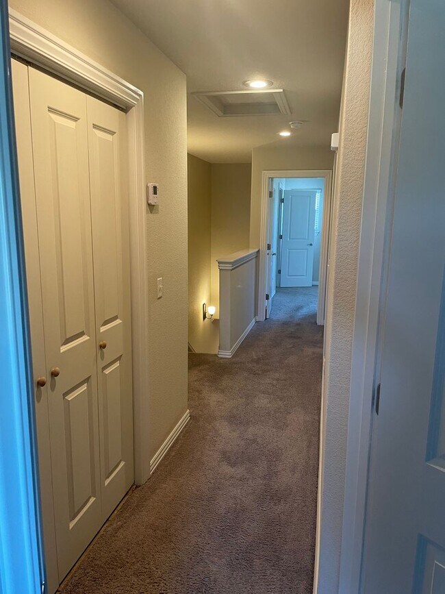 Building Photo - 3-Bedroom, 2.5-Bath TOWNHOME IN ROGERS!!!!