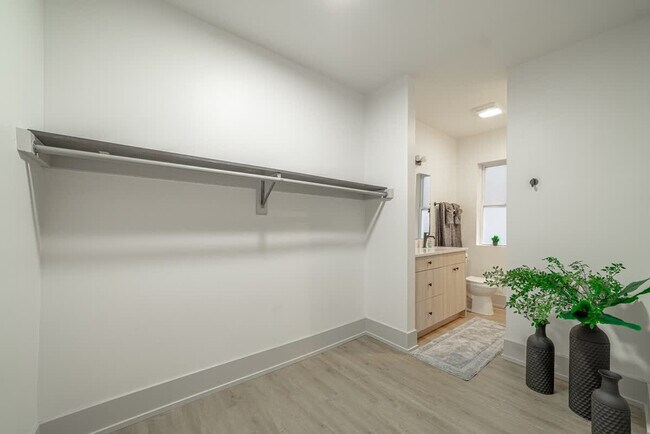 Building Photo - 3546 N Southport Ave