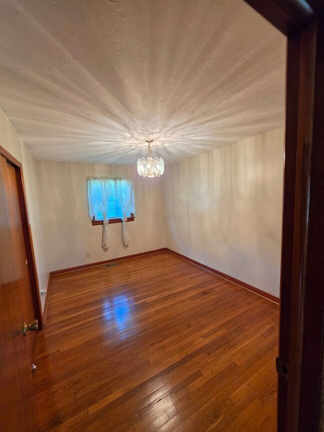 Building Photo - 3/1 in Elizabethton on corner lot in quiet neighborhood