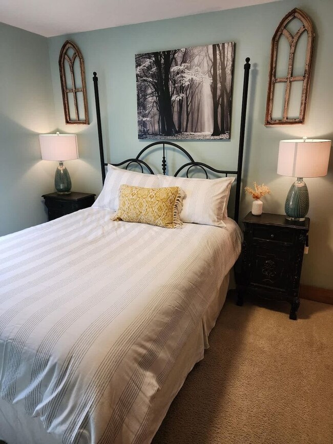 Building Photo - Fully Furnished Monthly Off-Season Gem!