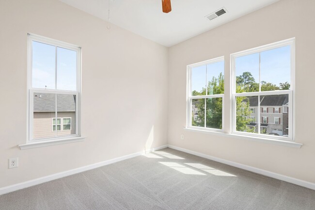 Building Photo - Beautifully Maintained 4BR/3.5BA End-Unit ...