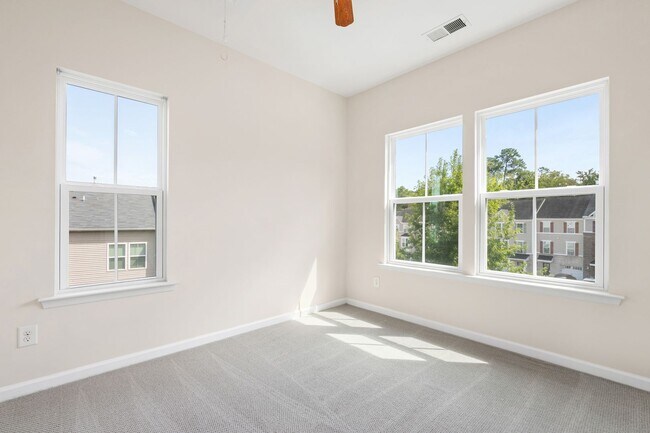 Building Photo - Beautifully Maintained 4BR/3.5BA End-Unit Townhome in Twin Lakes