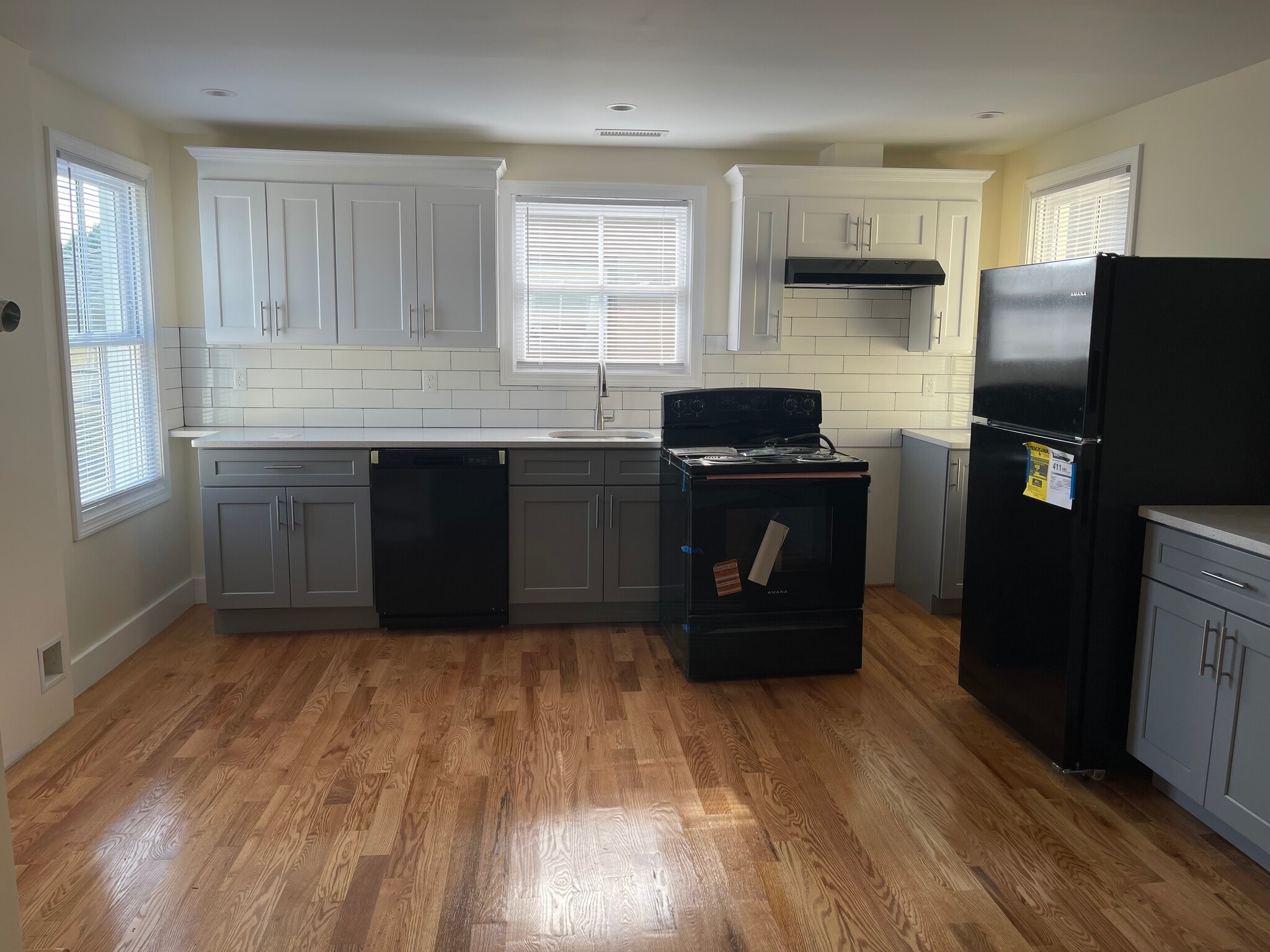 Kitchen + leaving room - 528 Chapel St