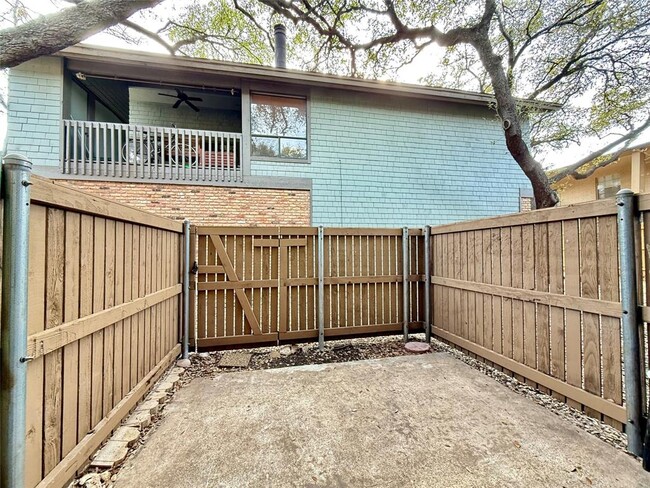 Building Photo - 7122 Wood Hollow Dr