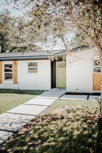 Building Photo - 2203 E Rosebud Ave