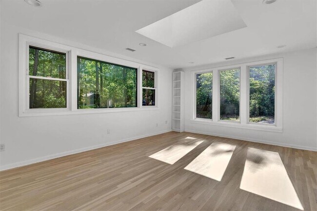 Building Photo - 2605 McKinnon Dr