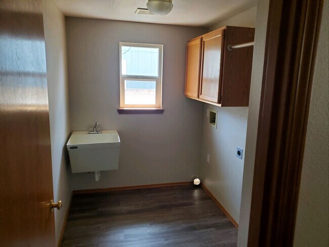 Building Photo - **PENDING APP**Beautiful 3 Bed 2.5 Bath in Lacey