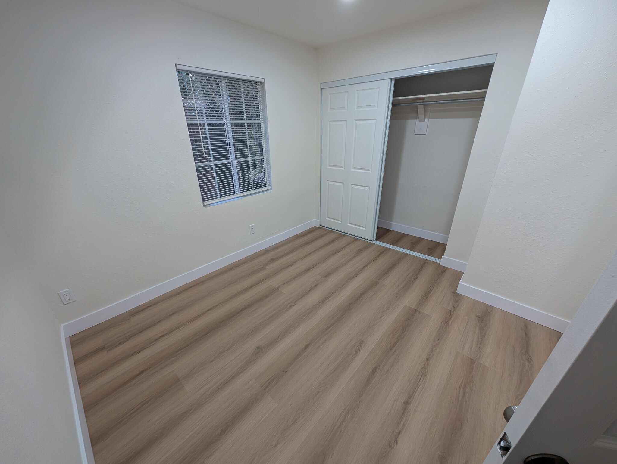 Building Photo - 827 Laveta Ter