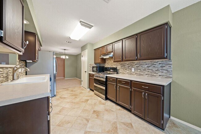 Building Photo - 9012 Texas Sun Dr