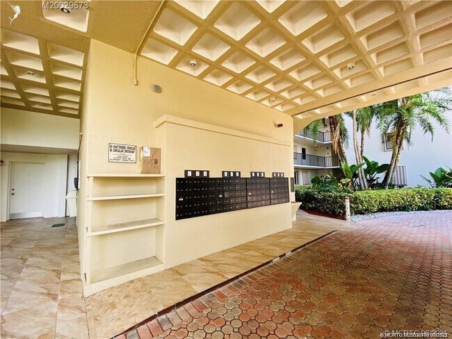 Primary Photo - 10044 S Ocean Dr
