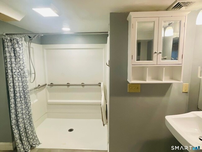 Building Photo - 128 Forest Dr