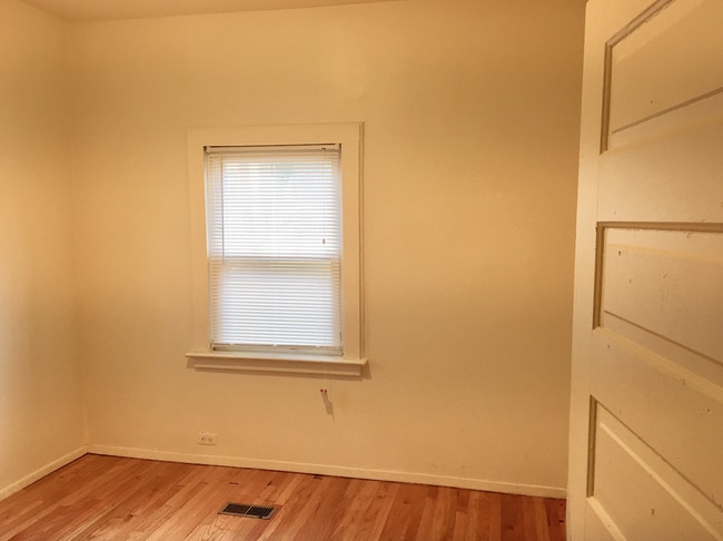 Building Photo - 4 Bedroom Single Family Home in West Haven