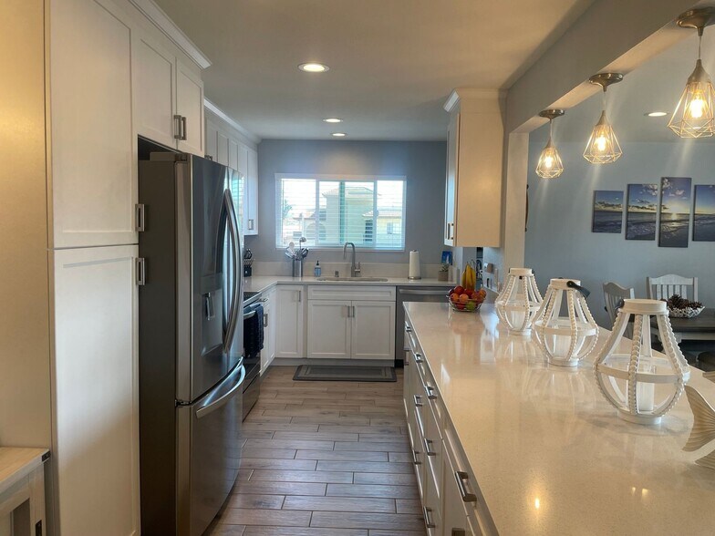 Building Photo - 4705 Marina Dr