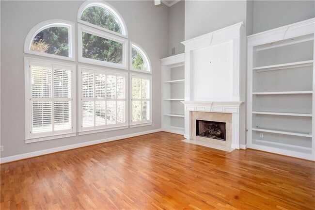 Building Photo - 3206 Windsor Lake Dr NE