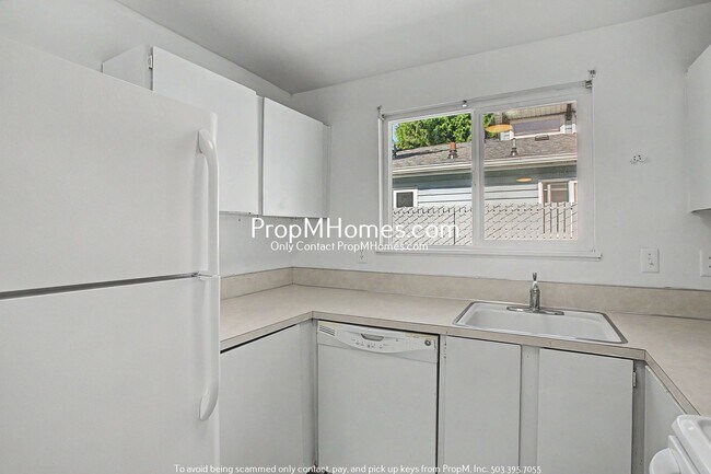 Building Photo - Updated Two Bedroom Duplex in Sellwood - Garage Included!