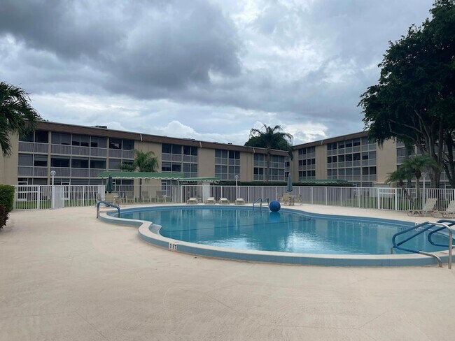 Building Photo - 700 Village Green Ct