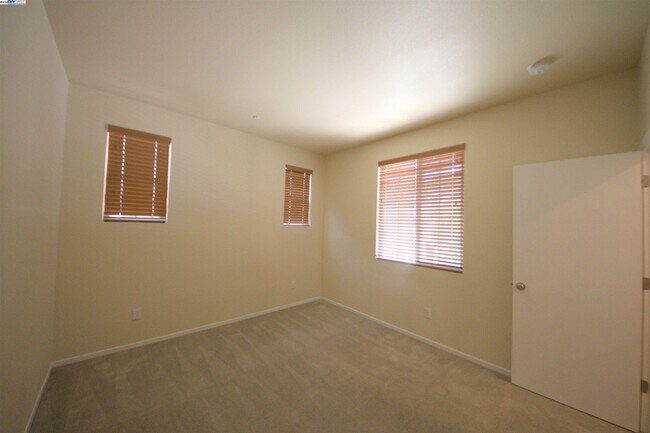 Building Photo - 549 Chaparral Loop