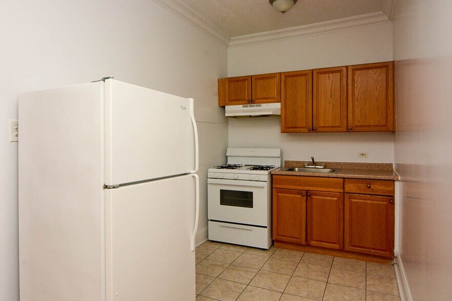 Building Photo - 2704 N Sawyer Ave