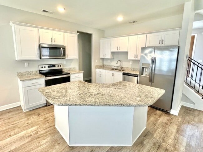 Building Photo - LakesideCirW5560