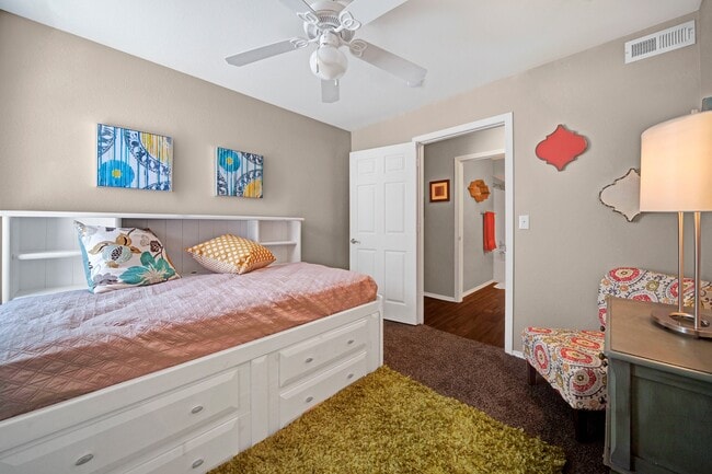 We provide spacious 2 & 3-bedroom floor plans - Summit Point