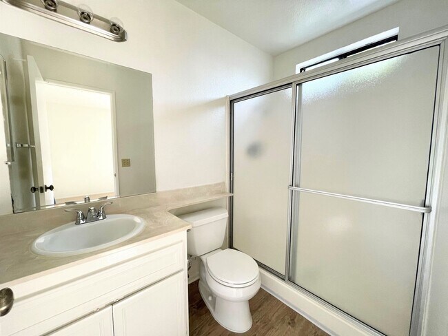 Building Photo - Spacious Single Level Upstairs Apartment!