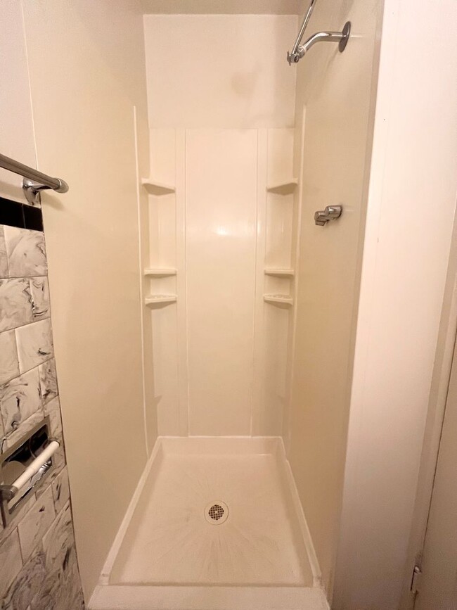 Building Photo - 3 Bedroom House, Available Now!