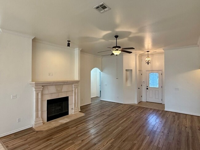 Building Photo - Inviting 3 Bed 2 Bath in Deer Creek Neighborhood