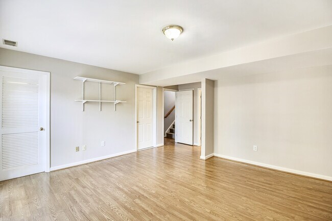Building Photo - FENCED IN YARD!!!  Beautiful 4/3 UPDATED SF Home in Gaithersburg