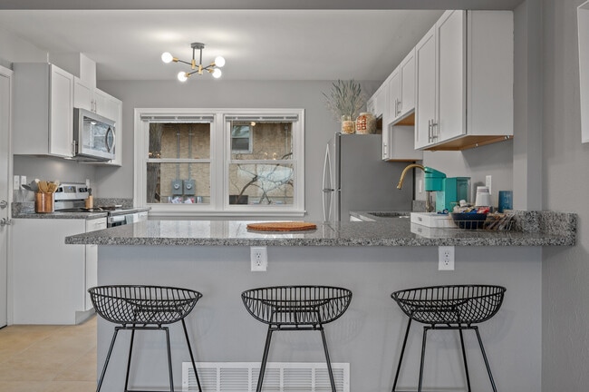 Building Photo - 248 Ruth St N