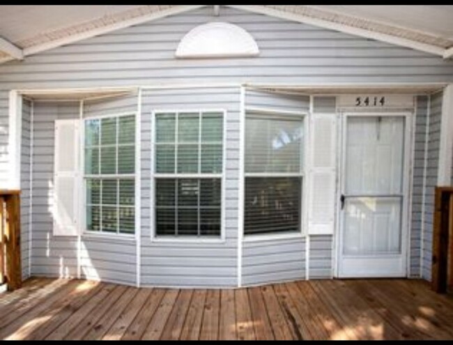 Building Photo - Country living charmer!