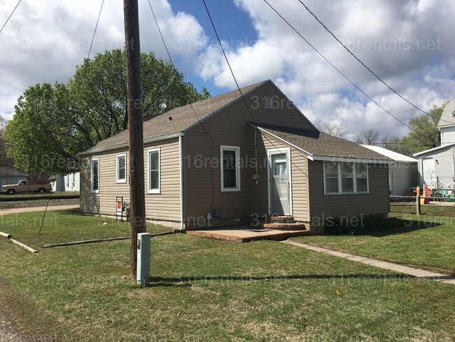 Building Photo - $850 - 2 bed 1 bath - Single Family Home