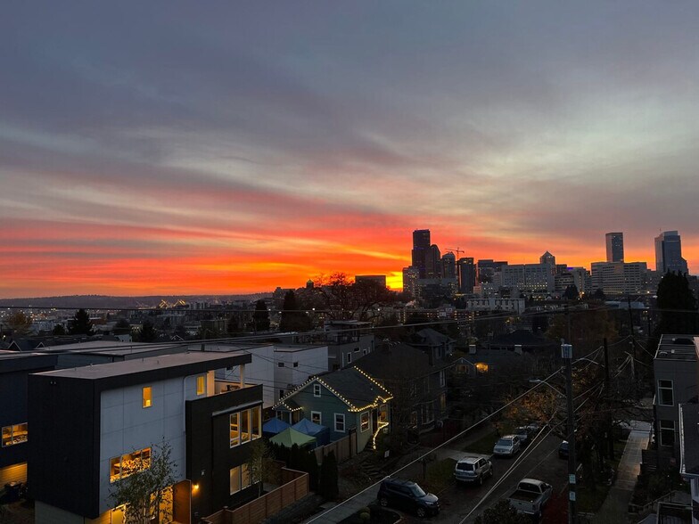 Building Photo - 905 17th Ave