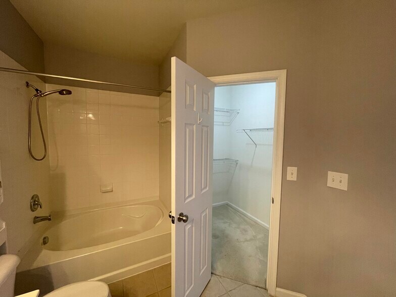 Building Photo - 12124 Garden Ridge Ln