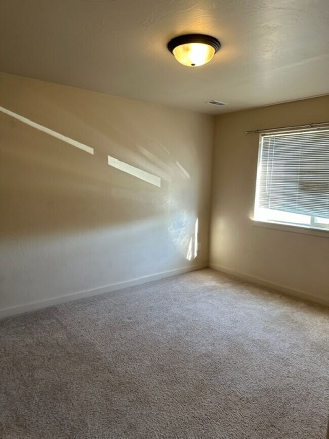 Building Photo - 923 Saxon Way