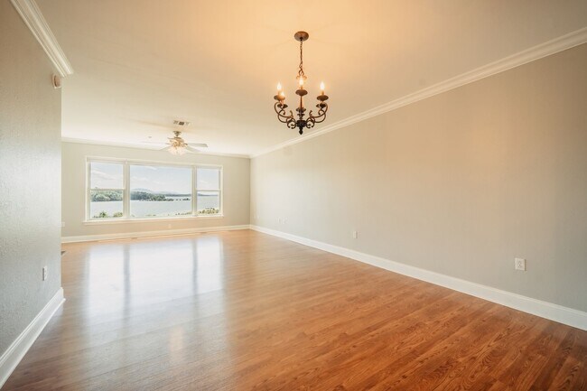 Building Photo - Harbor Crest condo for rent