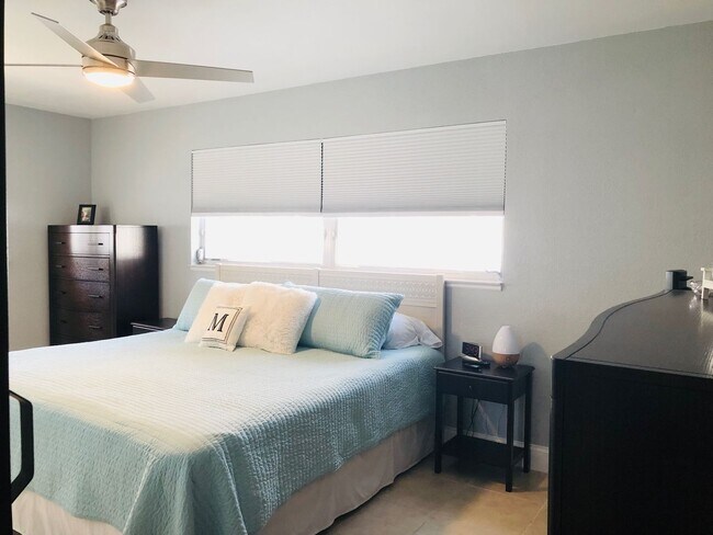 Building Photo - Experience this Short Term Furnished Off season Single Family 2/2 Pool home.