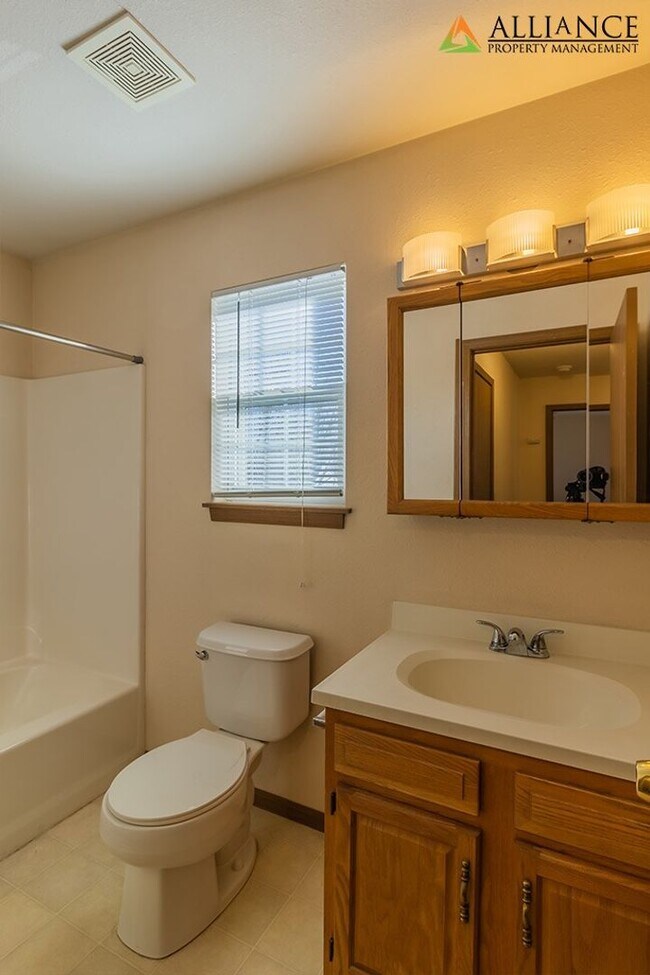 Building Photo - Bluemont Ave. 815-817