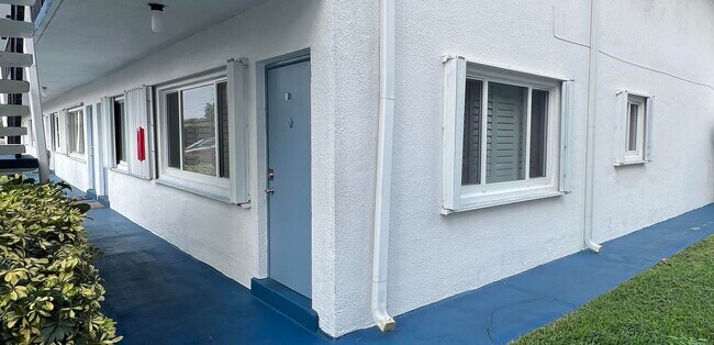Building Photo - 2480 Lake Osborne Dr